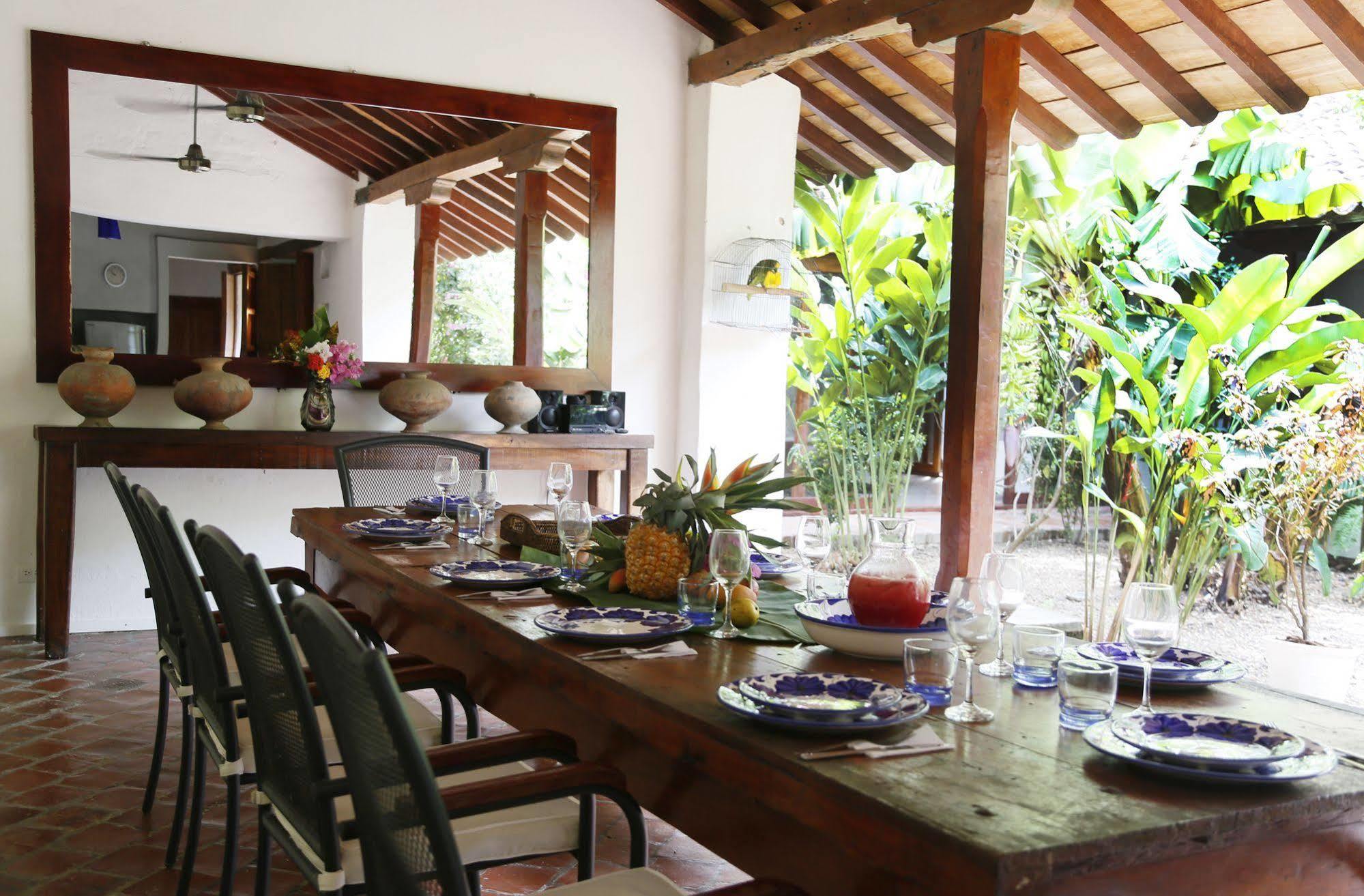 Hotel Portal De La Marquesa Mompos Exterior foto A dining room in Sri Lanka